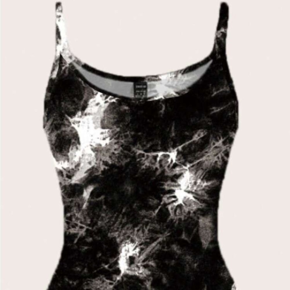 Elegant Black and White Women's Dress - Picture 4 of 9